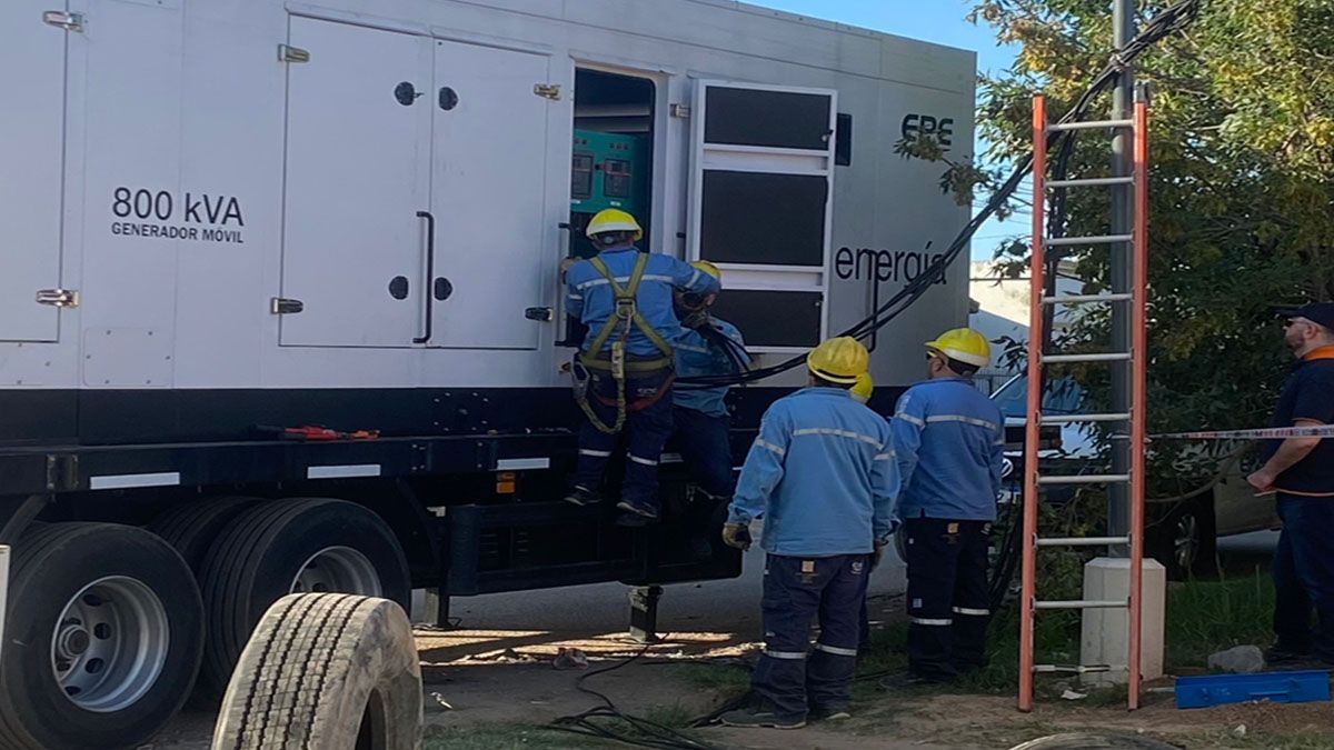 La EPE trabaja para conectar el generador a las dos líneas de media tensión que salieron de funcionamiento a raíz del incendio de la distribuidora