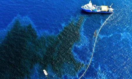 Una embarcación que llevaba unos 7.500 litros de diésel se hundió frente a Galápagos Una embarcación que llevaba unos 7.500 litros de diésel se hundió frente a Galápagos