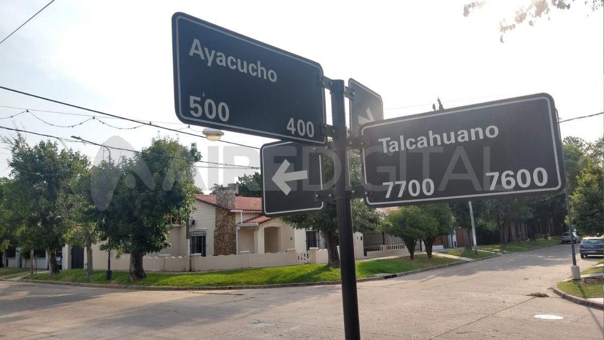 Motochorros intentaron robarle a un hombre en Ayacucho al 400. La víctima escapó y le dispararon unas 10 veces pero solo sufrió una herida leve.&nbsp;