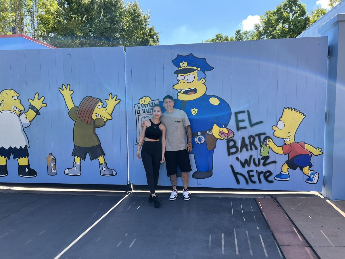 Facundo Far&iacute;as y Angi Olivera junto a los dibujos de los Simpson. Foto: Redes Facundo Far&iacute;as.