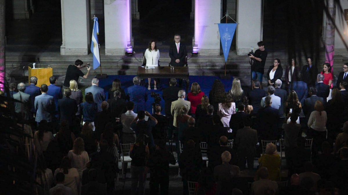 Otro momento destacado de la jornada fue el reconocimiento público que Levin dedicó al rector saliente Enrique Mammarella, quien concluye su período al frente de la universidad. Otro momento destacado de la jornada fue el reconocimiento público que Levin dedicó al rector saliente Enrique Mammarella, quien concluye su período al frente de la universidad.