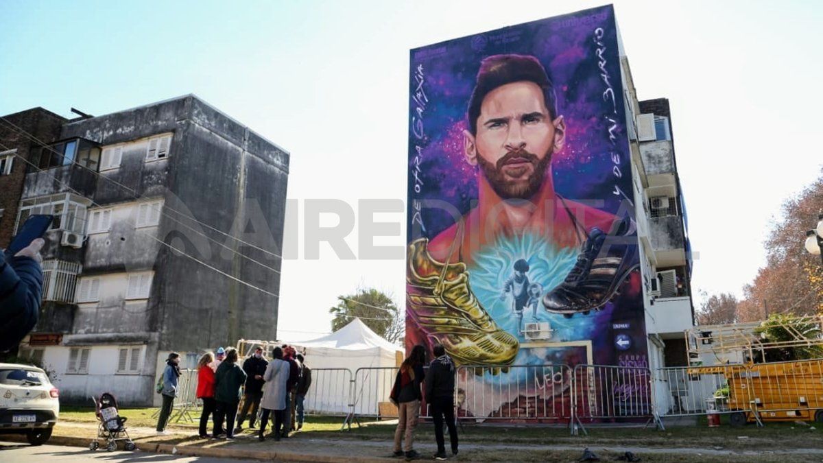 Es el mural sobre Lionel Messi más alto de Argentina. Está a metros de la escuela primaria Las Heras, donde el crack conoció a sus primeros amigos.