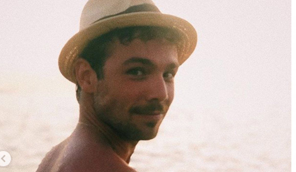 Carlos Cuevas sorprende con un desnudo en el spin-off Merlí: Sapere Aude