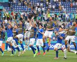 Italia derrotó a Gales por 1-0 en la Eurocopa, estira su racha invicta y se convirtió en la primera selección en avanzar de fase con tres triunfos y sin recibir ningún gol en contra. Italia derrotó a Gales por 1-0 en la Eurocopa, estira su racha invicta y se convirtió en la primera selección en avanzar de fase con tres triunfos y sin recibir ningún gol en contra.