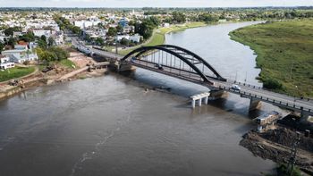 El nivel del río altera la logística en la obra del nuevo puente Santa Fe - Santo Tomé. Enrico explicó que no cambian plazos, pero sí la forma de trabajar.