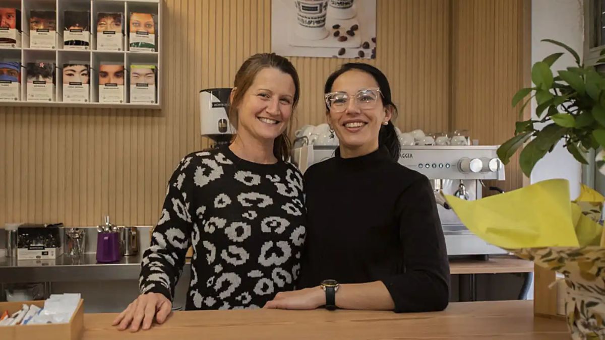 Flor y Jimena dos santafesinas que decidieron apostar por el comercio local y abrir su propia pastelería en Paredes de Nava. Flor y Jimena dos santafesinas que decidieron apostar por el comercio local y abrir su propia pastelería en Paredes de Nava.