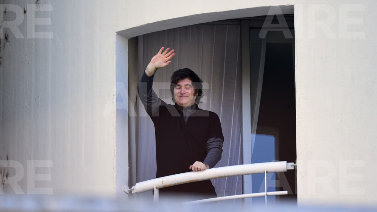 Así saludaba Milei desde el balcón del hotel donde se encuentra. Así saludaba Milei desde el balcón del hotel donde se encuentra.