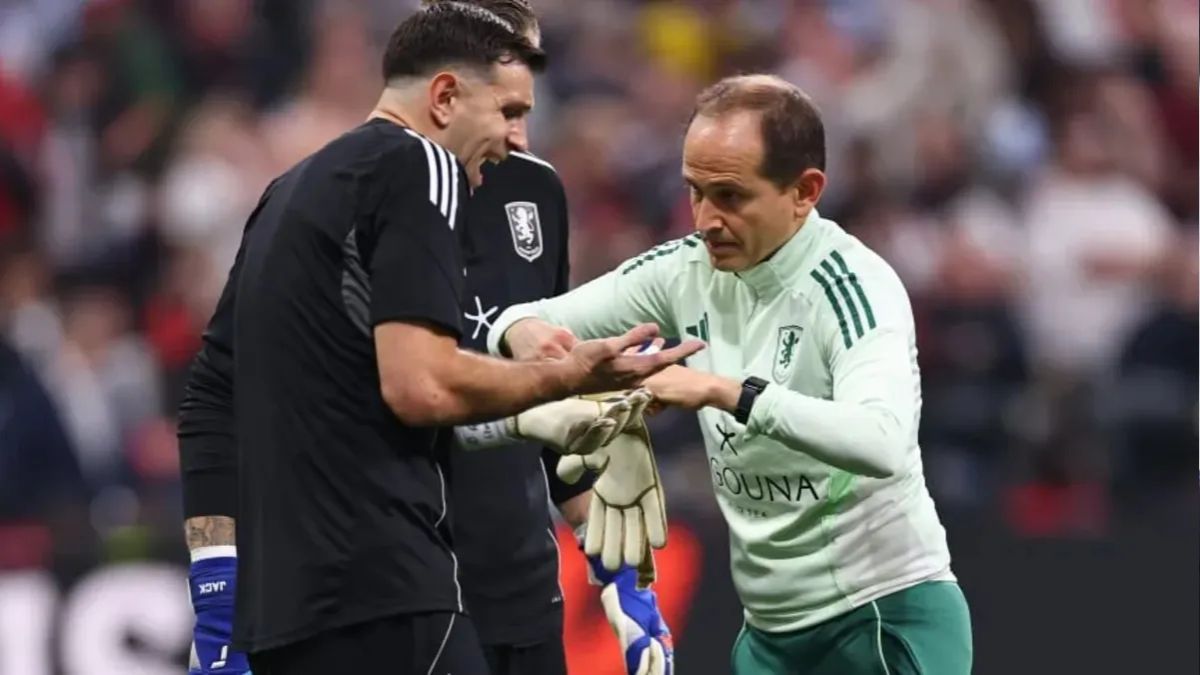 Dibu Martínez reveló que se lesionó en la entrada del calor antes del histórico triunfo ante Friburgo en la final de la Europa League en Turquía.