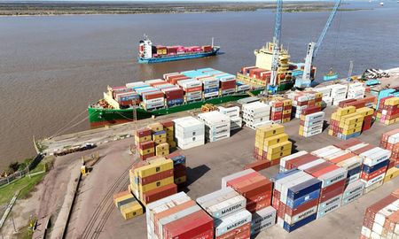 El Gobierno de la provincia de Santa Fe avanza en la consolidación de un plan integral de transporte multimodal que busca redefinir la conectividad productiva del país. Los puertos y la Hidrovía son el canal clave diferencial para el territorio santafesino. El Gobierno de la provincia de Santa Fe avanza en la consolidación de un plan integral de transporte multimodal que busca redefinir la conectividad productiva del país. Los puertos y la Hidrovía son el canal clave diferencial para el territorio santafesino.