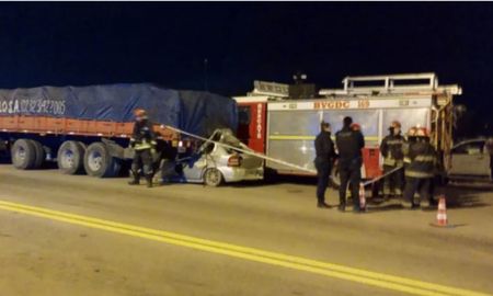 Rta Naciona 3: Tres personas murieron tras un choque frontal entre un micro de larga distancia y un vehículo utilitario. Rta Naciona 3: Tres personas murieron tras un choque frontal entre un micro de larga distancia y un vehículo utilitario.