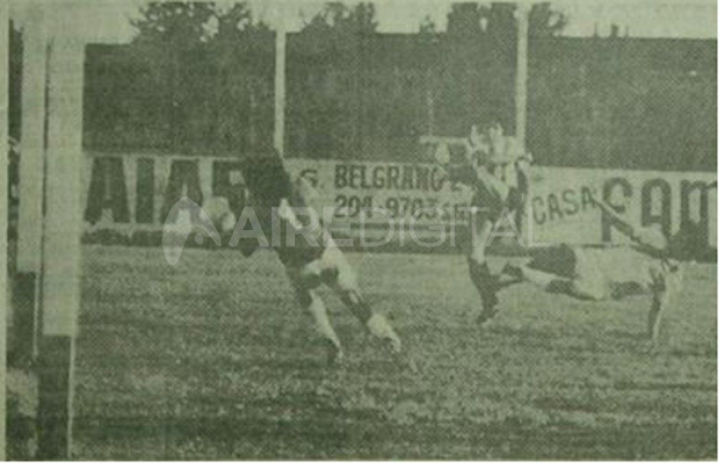 Juárez dispara en Sarandí, en la última y única victoria de Unión como visitante ante Arsenal, el 9 de marzo de 1974. Foto: Hemeroteca Digital de la Provincia de Santa Fe.