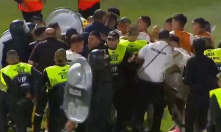 Polémica, incidentes y tres expulsados en San Juan, en lo que fue la clasificación de San Martín ante All Boys. Polémica, incidentes y tres expulsados en San Juan, en lo que fue la clasificación de San Martín ante All Boys.