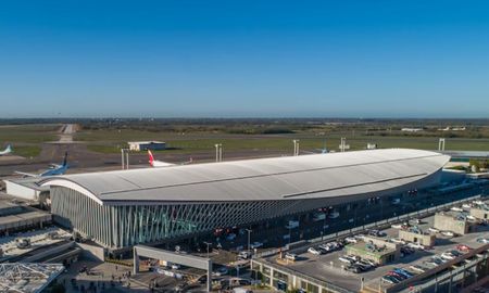 La nueva planta de tratamiento de agua permitirá que el aeropuerto reduzca su huella hídrica a cero, reutilizando el recurso para servicios generales y mantenimiento de áreas verdes. La nueva planta de tratamiento de agua permitirá que el aeropuerto reduzca su huella hídrica a cero, reutilizando el recurso para servicios generales y mantenimiento de áreas verdes.