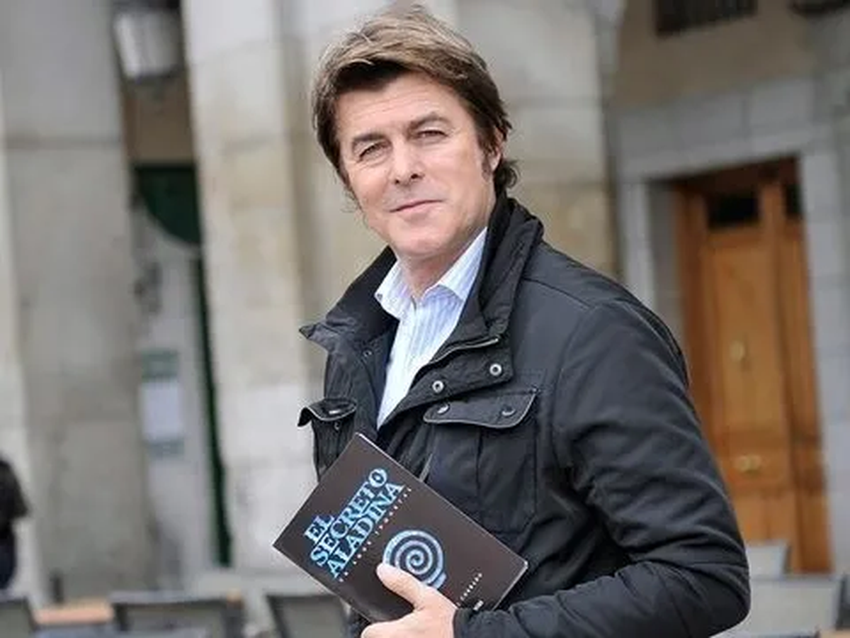 El actor se volcó a la literatura y publicó una trilogía para adolescentes: “El secreto de Aladina”, la cual incluye “El fuego es la respuesta (2016)” y “El último deseo” (2017).