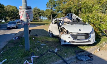 perdio el control del auto, choco contra un poste y quedo atrapado dentro del vehiculo perdio el control del auto, choco contra un poste y quedo atrapado dentro del vehiculo