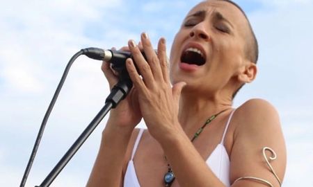 El 25 de Mayo, en un acto oficial en Santa Fe, se modificó parte de la letra del Himno Nacional Argentino. Esta nueva versión fue interpretada por la cantante rosarina Evelina Sanzo, y tiene un enfoque feminista. El 25 de Mayo, en un acto oficial en Santa Fe, se modificó parte de la letra del Himno Nacional Argentino. Esta nueva versión fue interpretada por la cantante rosarina Evelina Sanzo, y tiene un enfoque feminista.