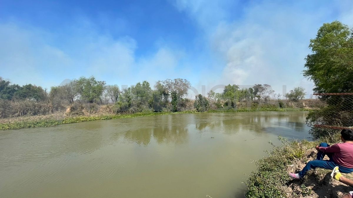 Desde hace más de 24 horas, un incendio de grandes proporciones se encuentra activo en la zona de islas de Arroyo Leyes, a la altura del kilómetro 20 de la ruta provincial 1.