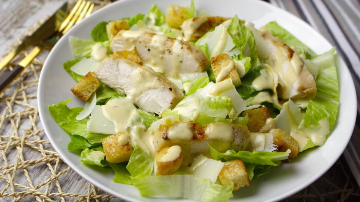 Todos los detalles para hacer una ensalada César de la mano de Maru Botana.