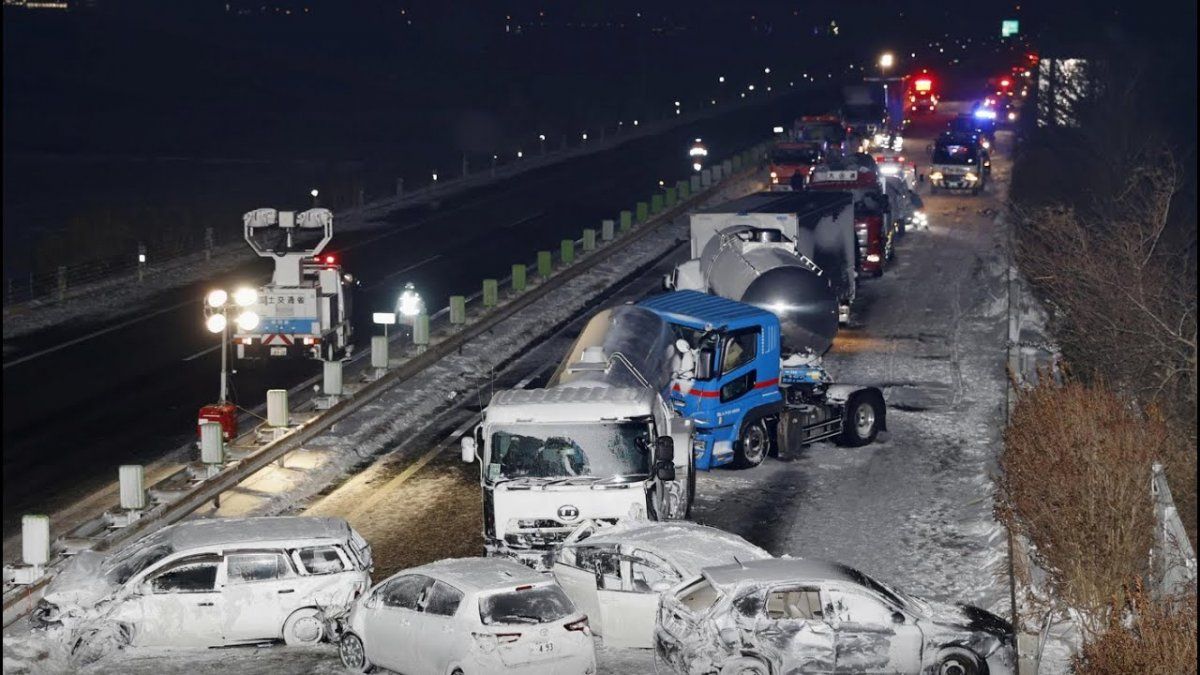 Una tormenta de nieve causó un choque en cadena entre 134 autos y camiones en Japón