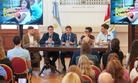 El Gobierno de la Provincia de Santa Fe presentó este miércoles el Programa de Educación Digital. El Gobierno de la Provincia de Santa Fe presentó este miércoles el Programa de Educación Digital.