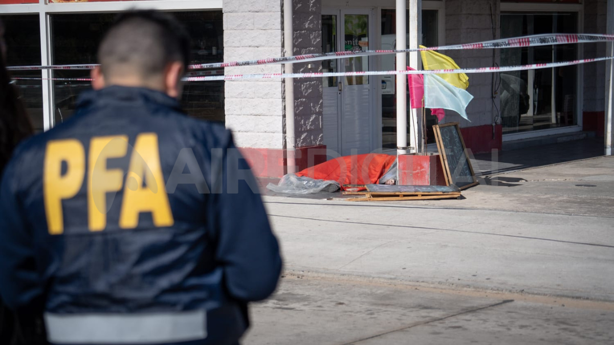 El cuerpo del chofer que conducía la camioneta quedó tirado en la vereda de una panadería ubicada sobre la ruta 1.
