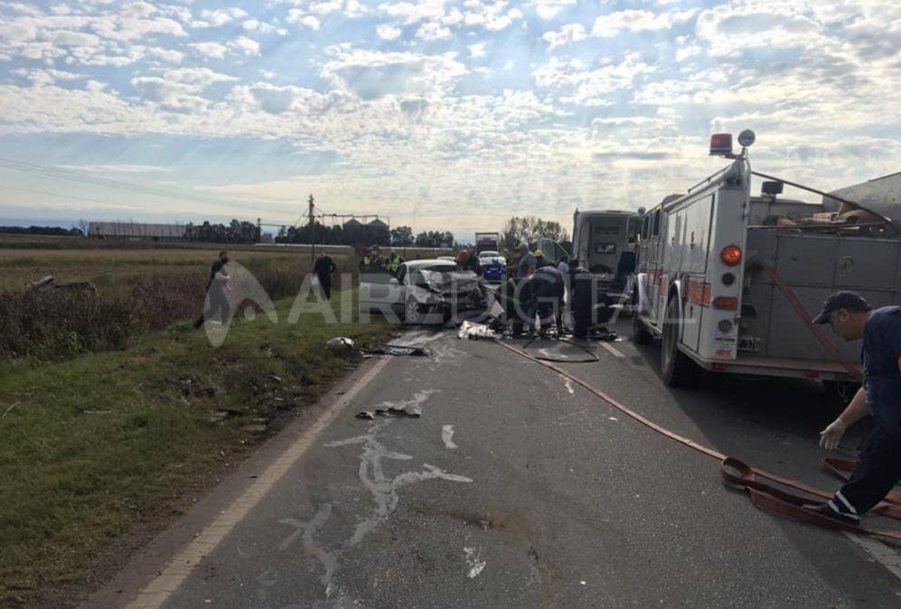 El auto y la camioneta chocaron en una recta