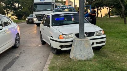 Accidente en Santa Fe: un auto se quedó sin frenos y chocó un poste en la bajada de Circunvalación Oeste