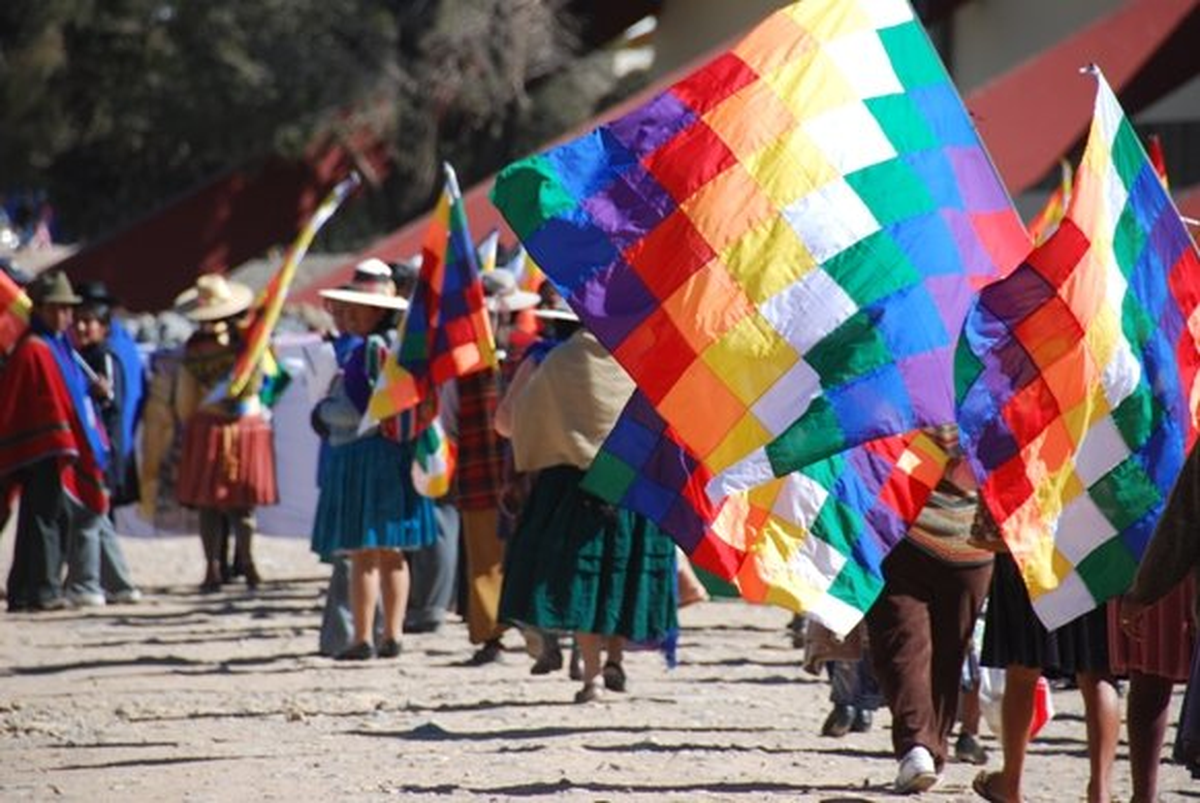 En Argentina hay 35 pueblos indígenas oficialmente reconocidos. Legalmente se les reconoce derechos constitucionales específicos a nivel federal y en varios estados provinciales.