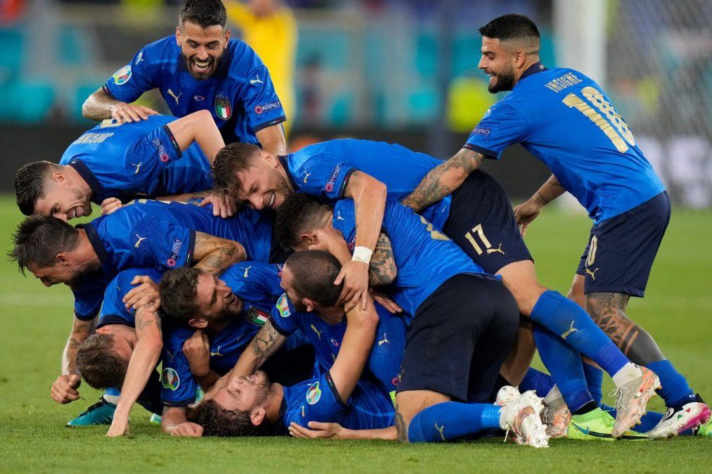 A Italia le sienta bien el mote de candidato. Avanza a paso firme en la EURO 2020.