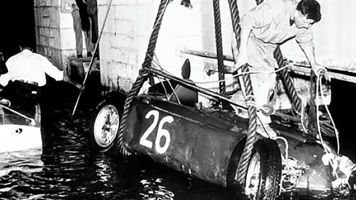 En la 80ª vuelta del GP de Mónaco de 1955 de Fórmula 1 y, en la zona del puerto –a la altura de donde hoy está la chicana a la salida del túnel–, Ascari perdió el control de su Lancia, atravesó las defensas y cayó al Mediterráneo. El auto se hundió en el mar, pero Alberto pudo salir a la superficie solo con algunas magulladuras y su nariz fracturada, y fue subido a una de las lanchas que lo socorrieron. Cuatro días después, moriría en Monza. En la 80ª vuelta del GP de Mónaco de 1955 de Fórmula 1 y, en la zona del puerto –a la altura de donde hoy está la chicana a la salida del túnel–, Ascari perdió el control de su Lancia, atravesó las defensas y cayó al Mediterráneo. El auto se hundió en el mar, pero Alberto pudo salir a la superficie solo con algunas magulladuras y su nariz fracturada, y fue subido a una de las lanchas que lo socorrieron. Cuatro días después, moriría en Monza.