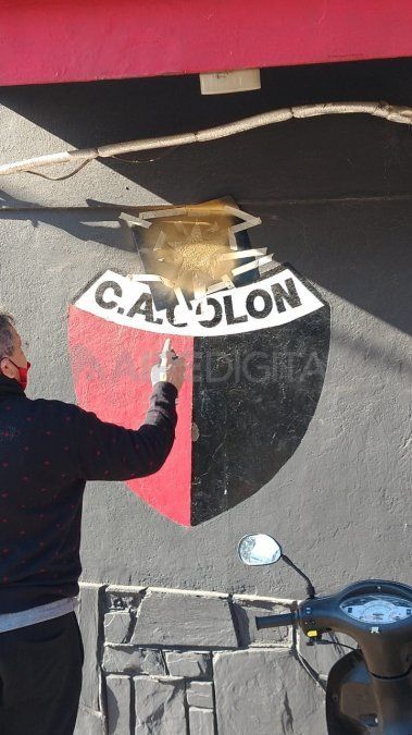 Con aerosol, hinchas de Colón pintaron una estrella sobre el escudo que está en la sede del club de barrio Centenario.