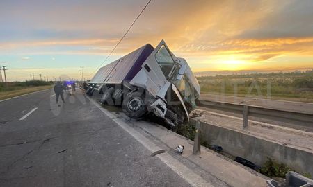 Circunvalación Oeste: volcó un camión sobre un zanjón Circunvalación Oeste: volcó un camión sobre un zanjón