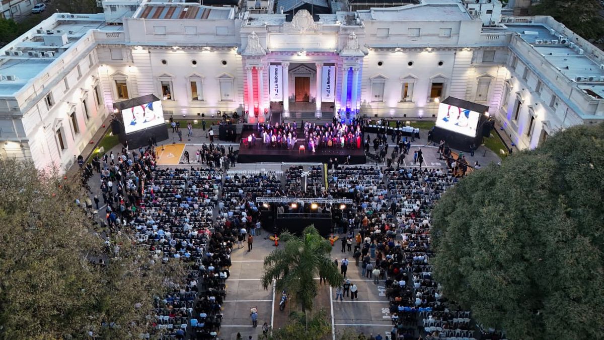 La Legislatura de Santa Fe fue el escenario de la histórica jura de la nueva Constitución de la provincia. La Legislatura de Santa Fe fue el escenario de la histórica jura de la nueva Constitución de la provincia.