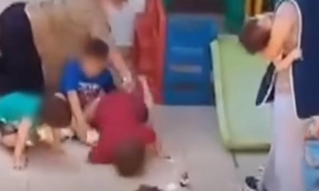 Expulsaron a la docente maltratadora del jardín rosarino que fue filmada mientras les gritaba y zamarreaba a los nenes. Expulsaron a la docente maltratadora del jardín rosarino que fue filmada mientras les gritaba y zamarreaba a los nenes.