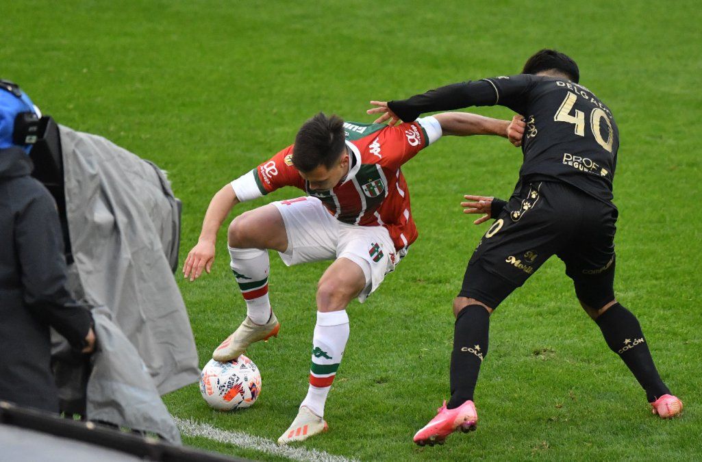 El primer tiempo entre Vélez y Colón estuvo marcado por las faltas y el poco dinamismo del juego.