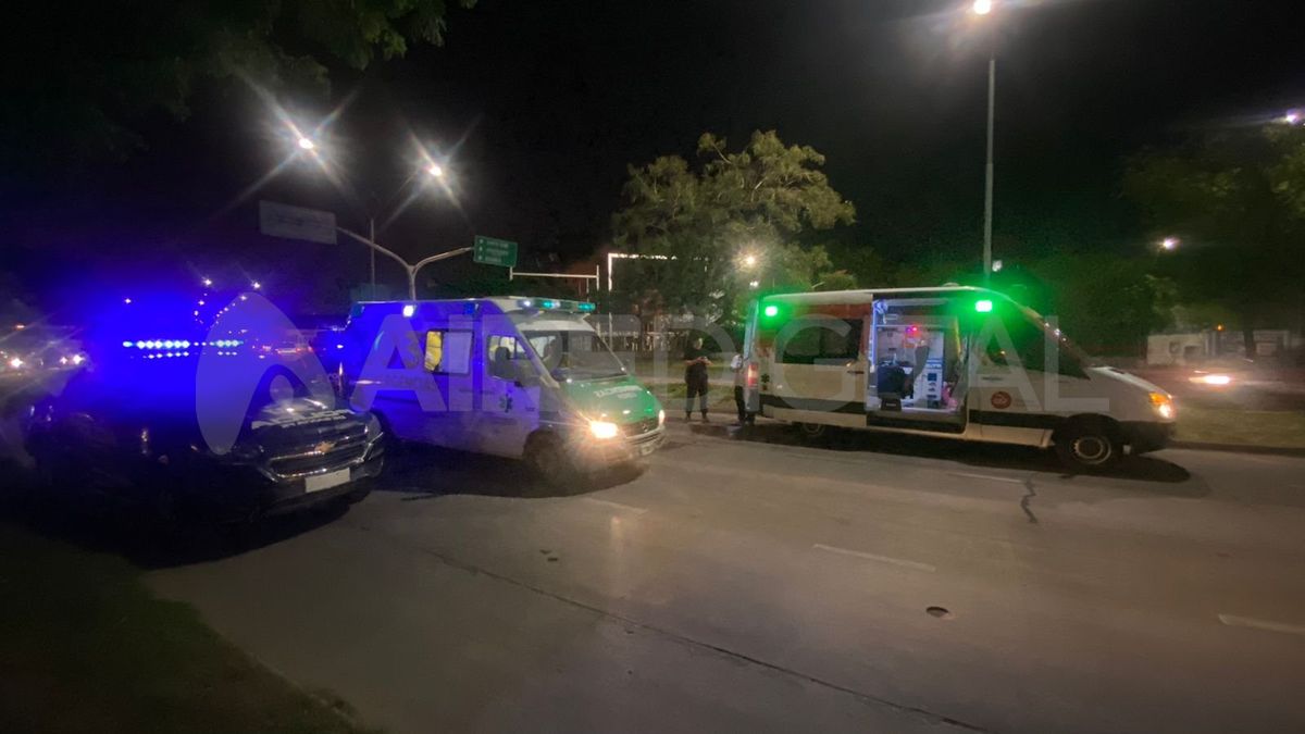 Una moto derrapó en Avenida Alem: hay dos heridos trasladados al Cullen con lesiones en la cabeza.