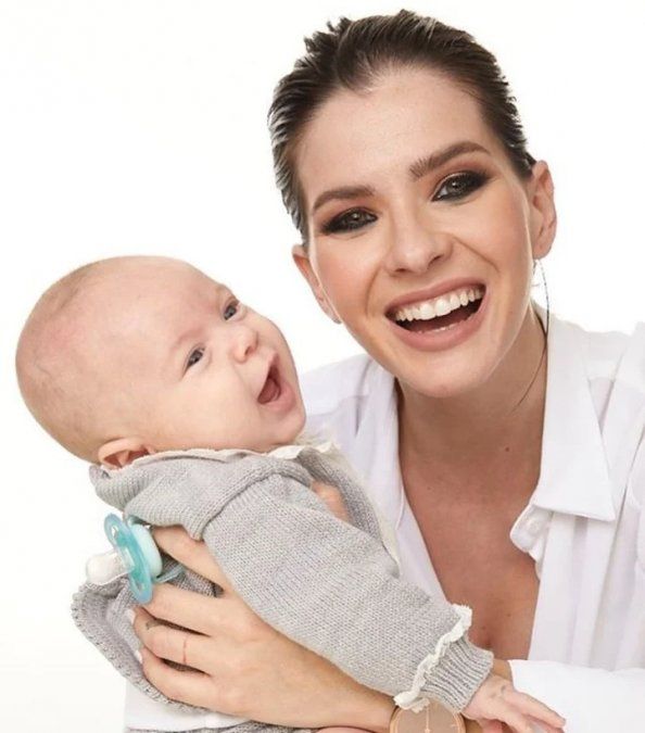 La China Suárez junto a Amancio, el hijo que tiene con Benjamín Vicuña.