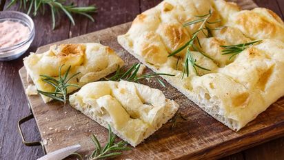 Receta de focaccia original de Italia: cómo hacerla con ingredientes básicos