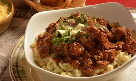Cómo hacer goulash con spaetzle, la receta para el frío que presentaron en MasterChef Cómo hacer goulash con spaetzle, la receta para el frío que presentaron en MasterChef