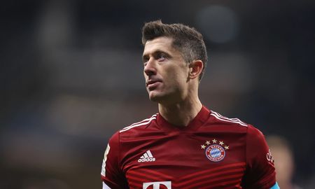 El polaco estuvo muy afectuoso con los jugadores y el cuerpo técnico e incluso mantuvo una conversación de 15 minutos con Hasan Salihamidzic, director deportivo del Bayern, y también con el CEO Oliver Kahn. El polaco estuvo muy afectuoso con los jugadores y el cuerpo técnico e incluso mantuvo una conversación de 15 minutos con Hasan Salihamidzic, director deportivo del Bayern, y también con el CEO Oliver Kahn.