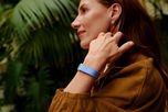 El diseño sin pantalla del Fitbit Air busca reducir la dependencia de los usuarios a las notificaciones constantes, priorizando el registro de datos de salud en segundo plano. El diseño sin pantalla del Fitbit Air busca reducir la dependencia de los usuarios a las notificaciones constantes, priorizando el registro de datos de salud en segundo plano.