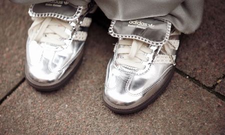 Zapatillas plateadas: el nuevo neutro del otoño-invierno.