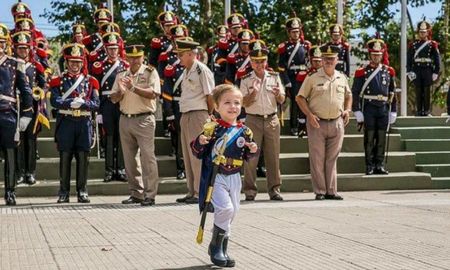 Tiene tres años, es fanático de San Martín y desfiló con los granaderos