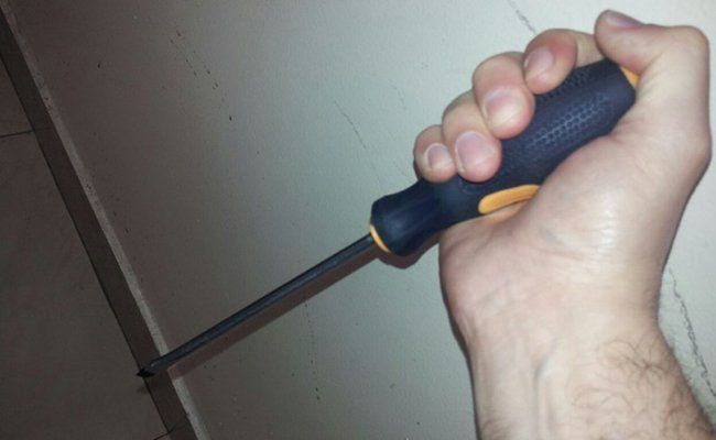 Le clavaron un destornillador en la espalda cuando salió a hacer un mandado