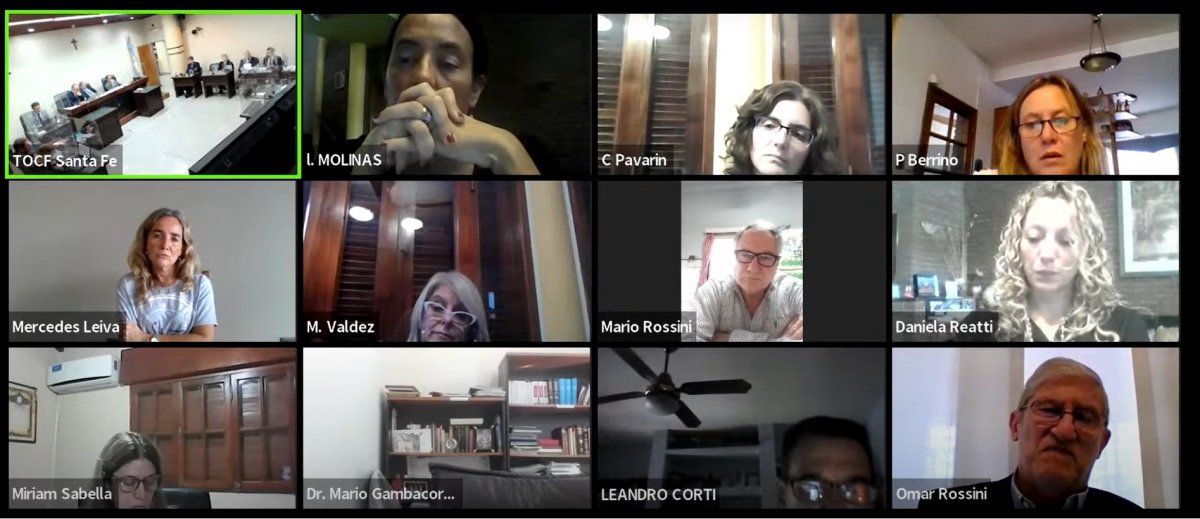 Imputados, defensores y querellantes presencian el debate por zoom.