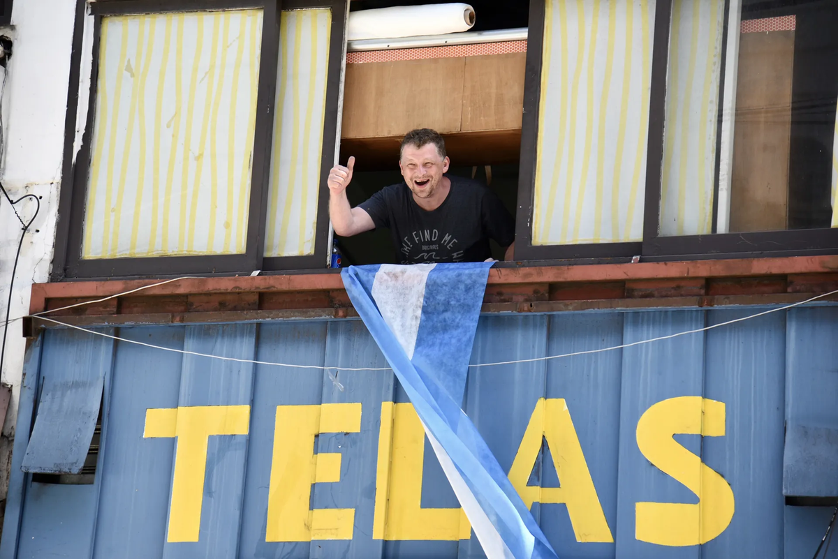 Eugeni Khlynin, el ruso que regaló banderas argentinas.