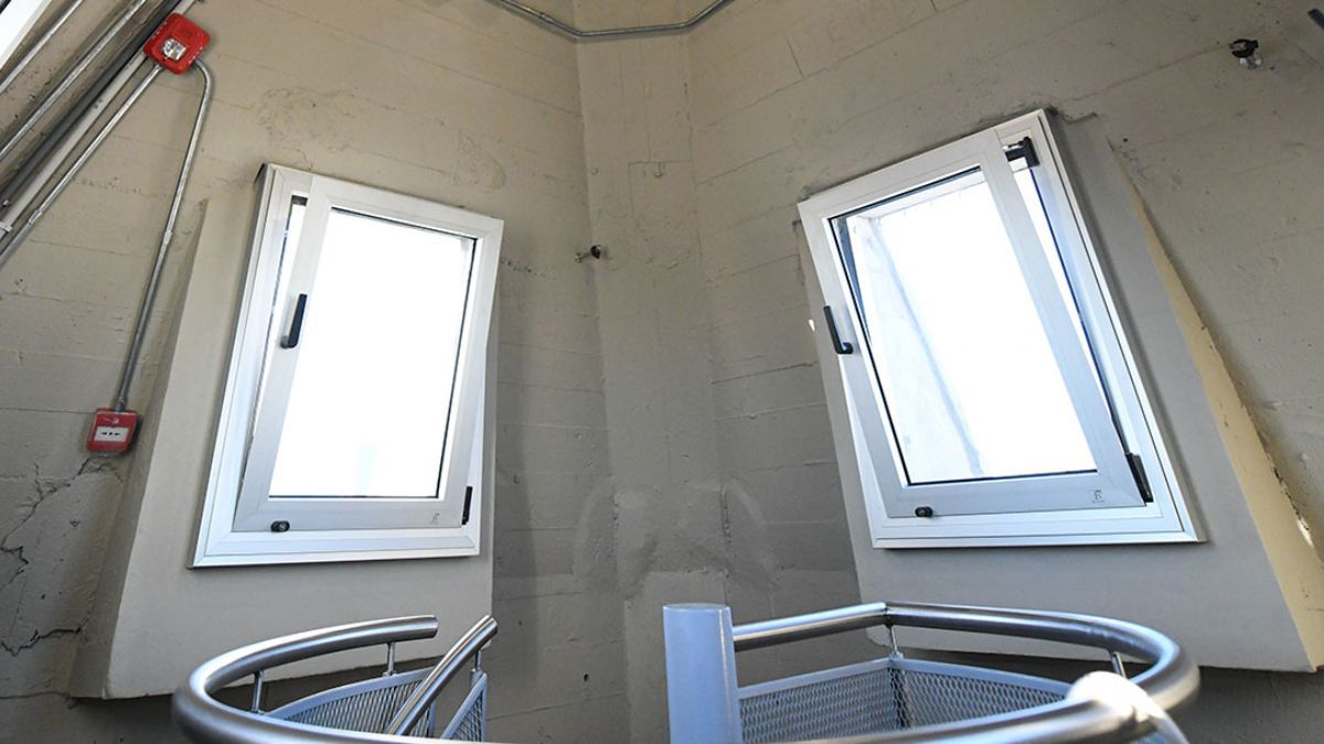 Las cuatro ventanas estratégicas de la cima revelan la intersección exacta de las avenidas 9 de Julio y Corrientes, el corazón de los festejos populares argentinos.