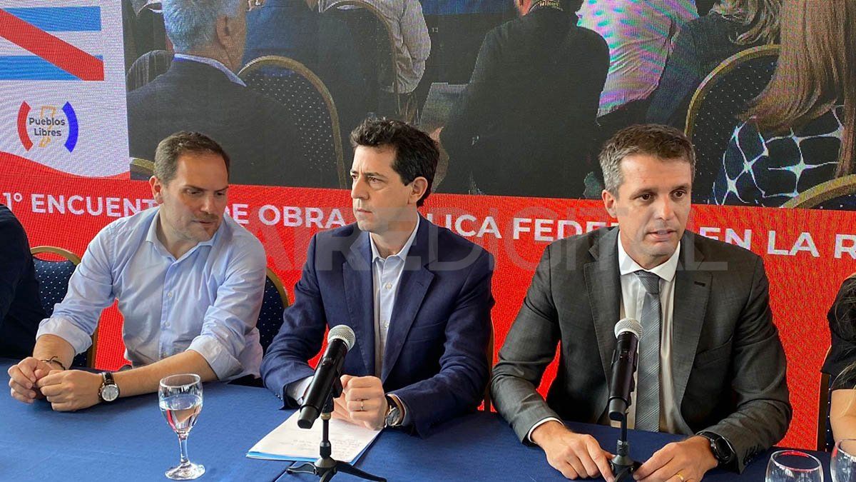 El ministro Eduardo "Wado" de Pedro en la reunión con dirigentes del PJ de la Región Centro, en Santa Fe.