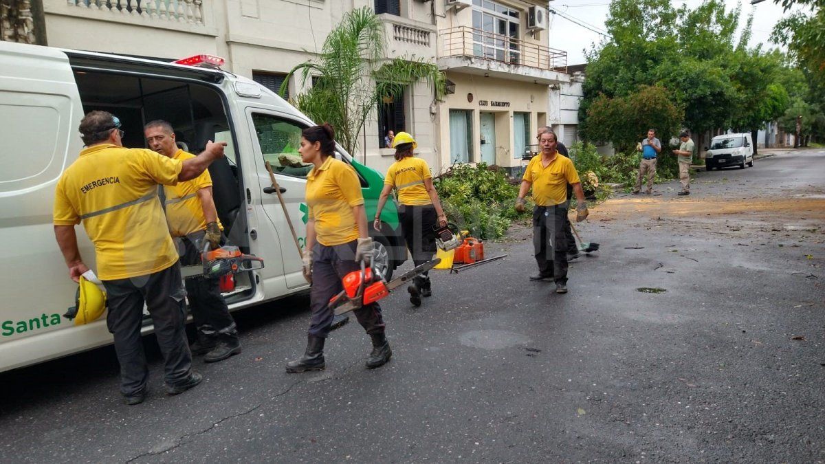 La directora de Gestión de Riesgos de la Municipalidad de Santa Fe, Cintia Gauna, destacó que el granizo que cayó, principalmente en la zona sur de la ciudad, no provocó ningún daño grave y que no hubo que lamentar grandes problemas.