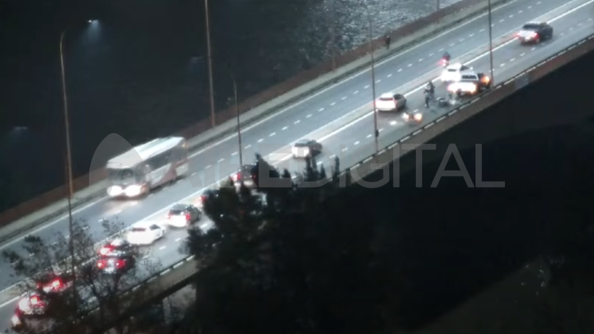 Un accidente entre un auto y una moto sobre el Puente Oroño genera demoras en el ingreso Este a la ciudad de Santa Fe.